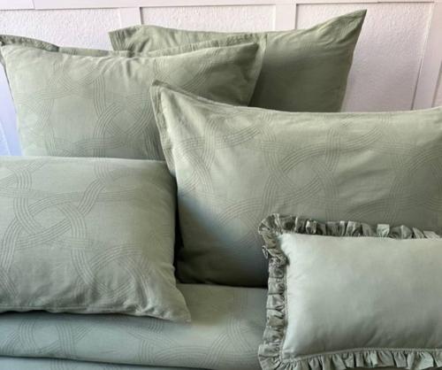 Постельное белье на заказ - это отличный способ создать уникальный и стильный интерьер в спальне. 01