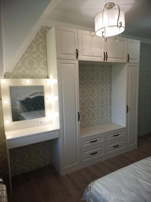 В последнее время мы изготовили очень много проектов с туалетными столиками. 02