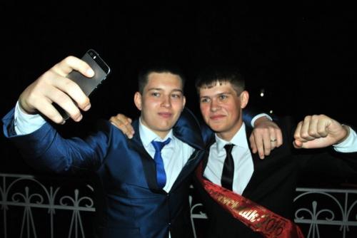 Выпускной - это самый важный, долгожданный и радостный школьник праздник, открывающий дорогу во взрослую жизнь. 09