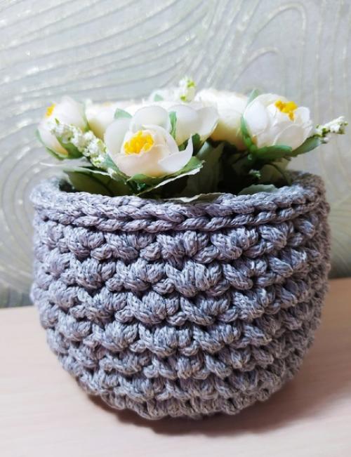 Вязаные корзины способны не только здорово украсить летний интерьер, но и сделать его крайне практичным и функциональным. 02