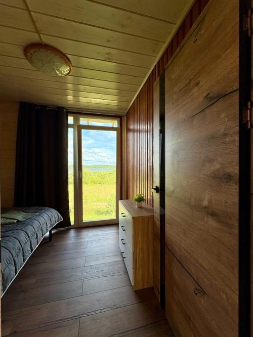 Мы рады предоставить для вас новый благоустроенный дом на берегу озера волго. 07