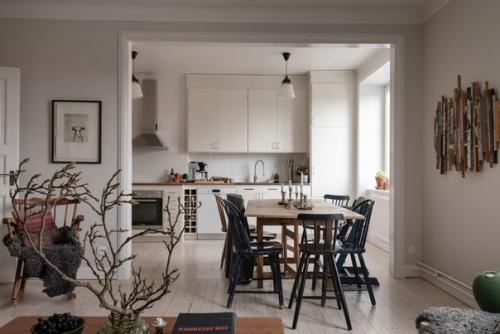 Дом, в котором находится эта очаровательная квартира построен в Стокгольме в 20-х годах прошлого века. 03