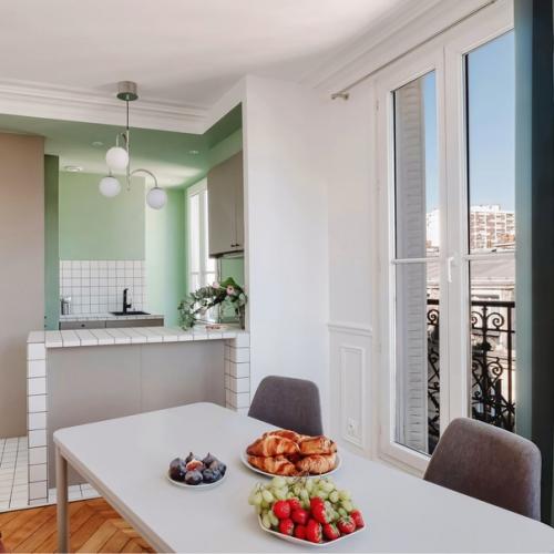 Дизайнер Екатерина Данилова сделала в парижской квартире легкую перепланировку и оформила интерьер под кодовым названием Цветы и Птицы. 02