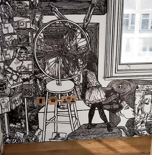 Charlotte Mann разрисовывает интерьеры и экстерьеры домов и квартирчерным маркером. 05