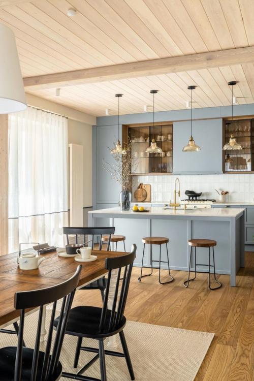 Новая жизнь деревянного дома в Подмосковье - отличный пример того, как можно обновить пространство, не теряя его характера. 02