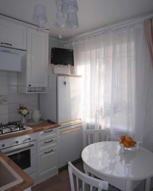 Даже в такой маленькой кухне получилось всё идеально разместить. 02