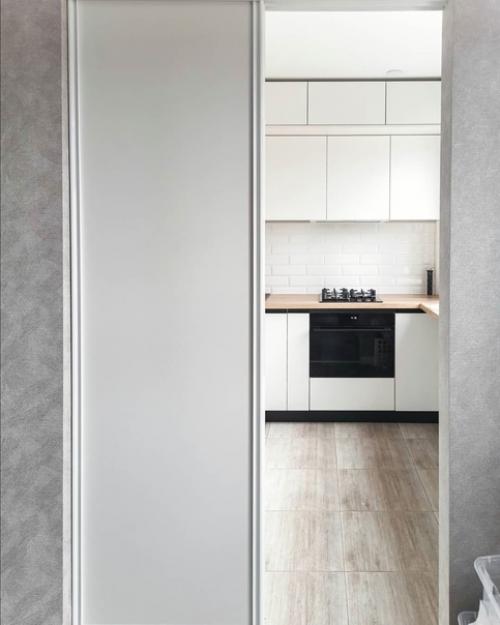 В качестве фасадов для данной кухни используются фасады из наноматовых МДФ панелей фирмы Evogloss в белом цвете. 07