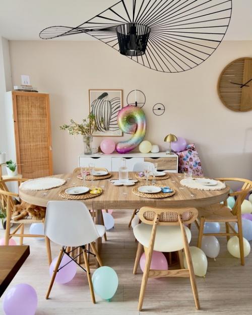 Дома молодой семьи, залитый естественным светом и выполненный в приятной природной цветовой гамме. 02