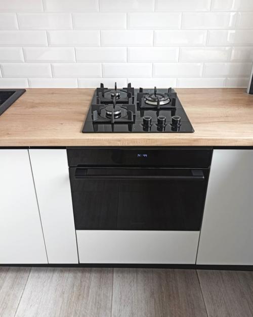 В качестве фасадов для данной кухни используются фасады из наноматовых МДФ панелей фирмы Evogloss в белом цвете. 06