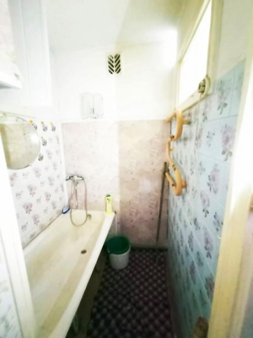 Продается раздельная двухкомнатная квартира на комфортном 3 этаже. 05