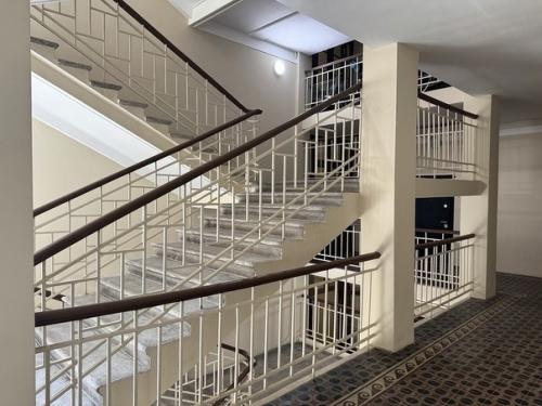 Внутри знаменитого ажурного дома (ленинградский проспект, 27); после капремонта подъезда и избавления от грязно-зеленого цвета стен. 02