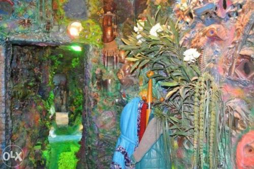 Вот такая вот необычная квартира с самым настоящим психоделическим интерьером выставлена на продажу в Киеве. 02