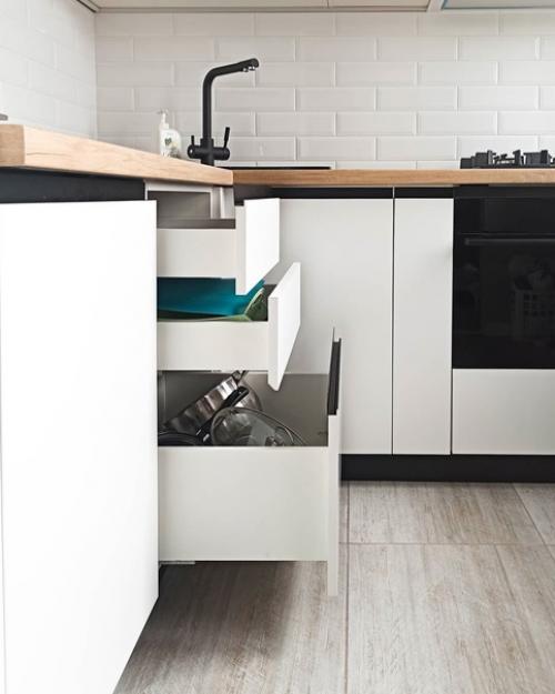 В качестве фасадов для данной кухни используются фасады из наноматовых МДФ панелей фирмы Evogloss в белом цвете. 04