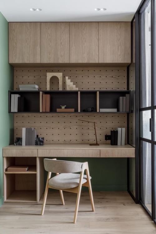 Хозяин квартиры немного сдержан, но при этом любит яркие цвета и был готов на дизайнерские эксперименты. 04