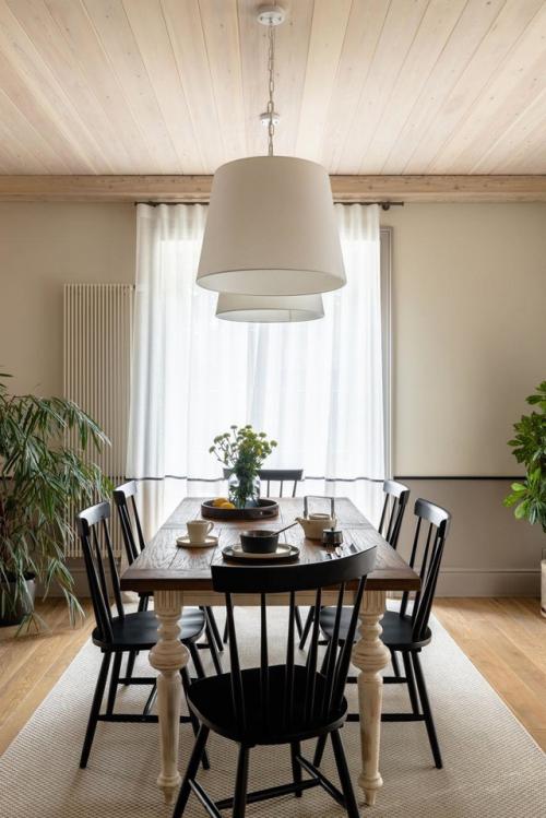 Новая жизнь деревянного дома в Подмосковье - отличный пример того, как можно обновить пространство, не теряя его характера. 04