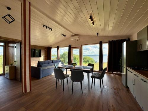 Мы рады предоставить для вас новый благоустроенный дом на берегу озера волго. 01