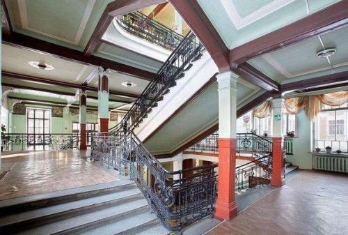 Самая красивая школа России - ногинская средняя школа номер 10.