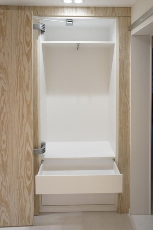 Система шкафов для хранения вещей установленная в зале. 05