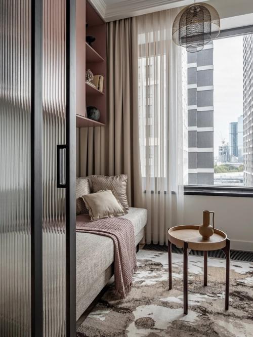 Грамотная планировка позволила создать зонирование без перегородок. 03