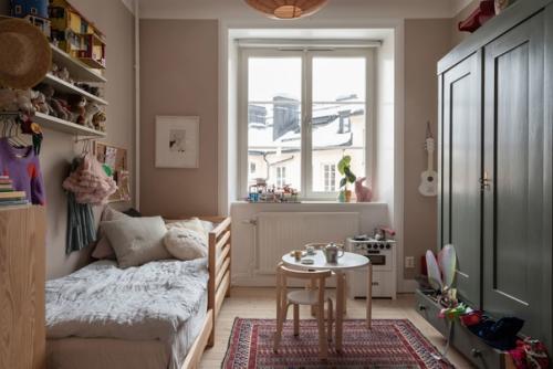 Дом, в котором находится эта очаровательная квартира построен в Стокгольме в 20-х годах прошлого века. 09