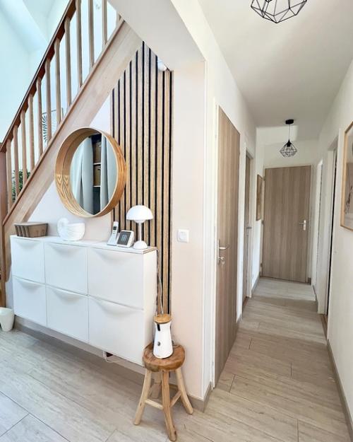 Дома молодой семьи, залитый естественным светом и выполненный в приятной природной цветовой гамме. 08