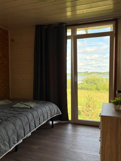 Мы рады предоставить для вас новый благоустроенный дом на берегу озера волго. 06