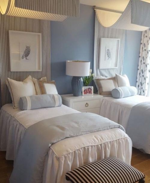 В том случае, если детей двое, а комната одна, можно также красиво и органично спроектировать интерьер. 03