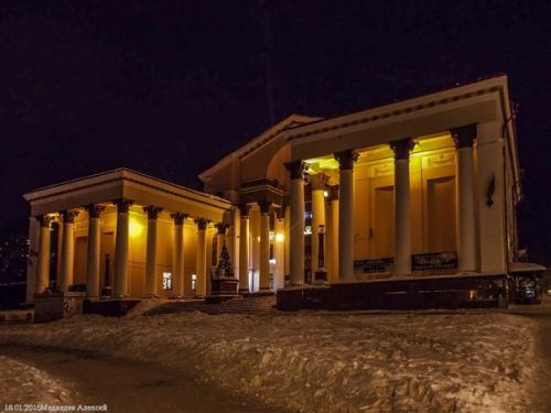 Дворец культуры построен по заказу и на средства верх - исетского металлургического завода в 1952-1957 годах. 01