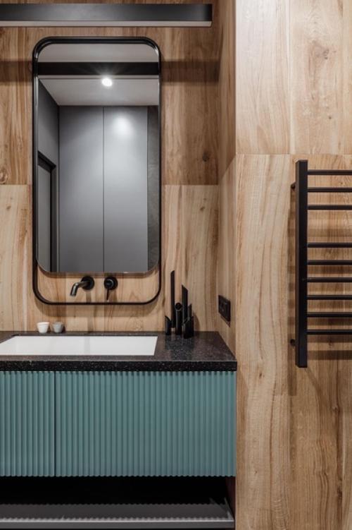 Хозяин квартиры немного сдержан, но при этом любит яркие цвета и был готов на дизайнерские эксперименты. 05