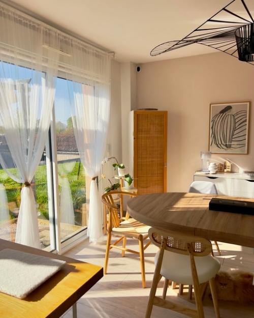 Дома молодой семьи, залитый естественным светом и выполненный в приятной природной цветовой гамме. 03