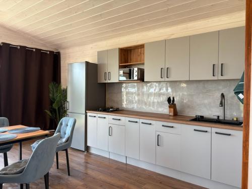 Мы рады предоставить для вас новый благоустроенный дом на берегу озера волго. 03