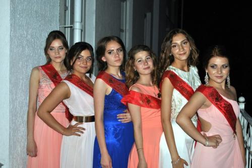 Выпускной - это самый важный, долгожданный и радостный школьник праздник, открывающий дорогу во взрослую жизнь. 08