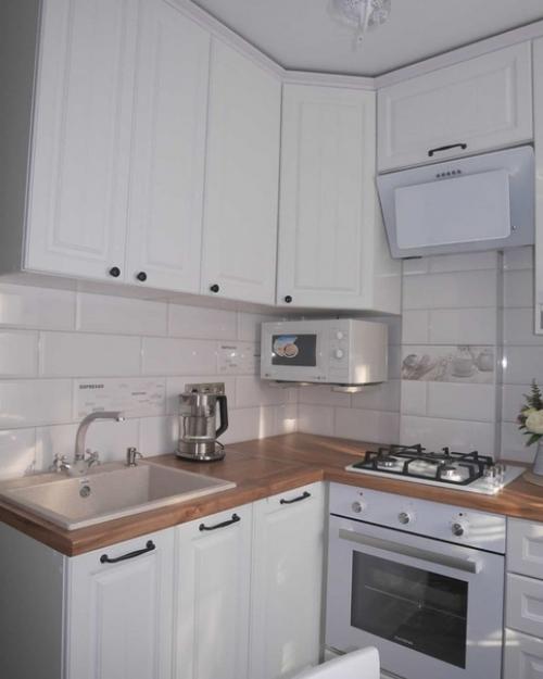 Даже в такой маленькой кухне получилось всё идеально разместить. 05