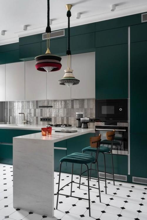 Яркая квартира в сталинском доме.