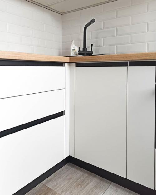 В качестве фасадов для данной кухни используются фасады из наноматовых МДФ панелей фирмы Evogloss в белом цвете. 08