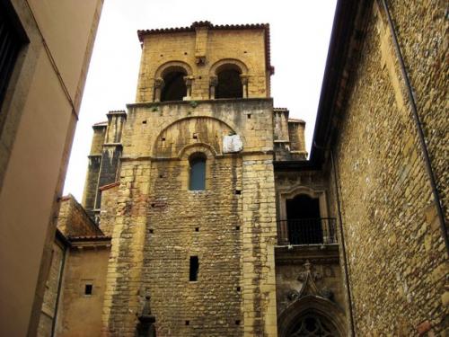 Готический кафедральный собор святого спасителя Овьедо находится в центре города на улице калье де Санта Анна неподалеку от здания ратуши Овьедо. 07