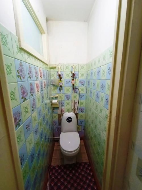 Продается раздельная двухкомнатная квартира на комфортном 3 этаже. 06