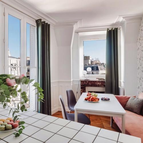 Дизайнер Екатерина Данилова сделала в парижской квартире легкую перепланировку и оформила интерьер под кодовым названием Цветы и Птицы. 01