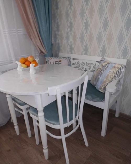 Даже в такой маленькой кухне получилось всё идеально разместить. 01