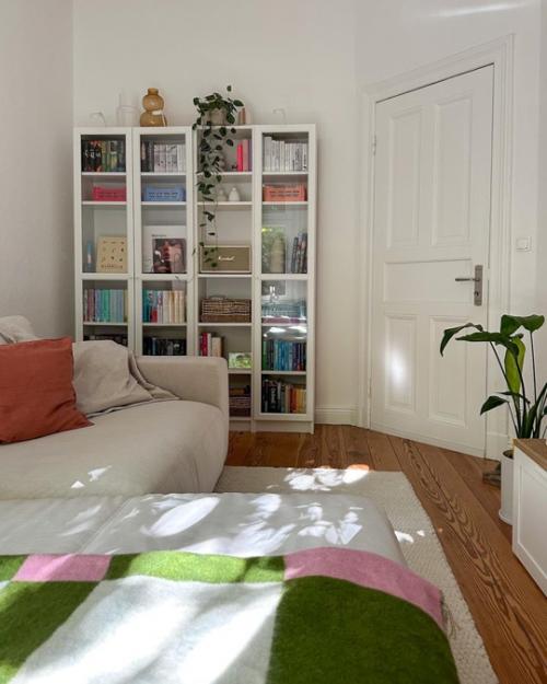 Очаровательная небольшая квартира с современным интерьером в пастельных тонах и мебелью икеа. 04