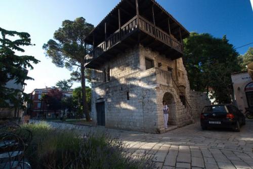 Романский дом (хорв. 01