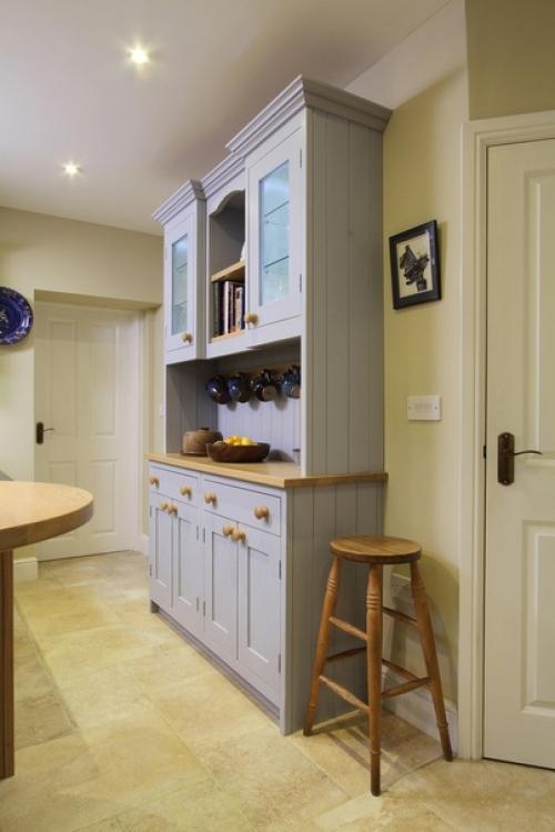 Сложно представить себе иной предмет мебели, который мог бы подарить интерьеру столько уюта и теплоты, как буфет на кухню. 09