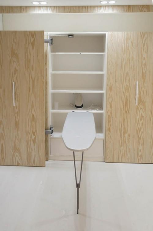 Система шкафов для хранения вещей установленная в зале. 07