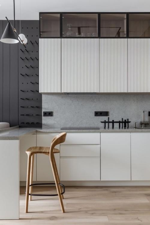 Хозяин квартиры немного сдержан, но при этом любит яркие цвета и был готов на дизайнерские эксперименты. 01