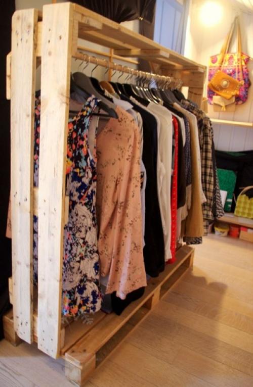 Идеи вешалок и шкафчиков из паллет и деревянных ящиков. 02
