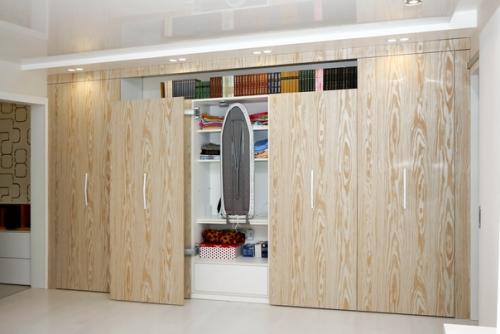 Система шкафов для хранения вещей установленная в зале. 01