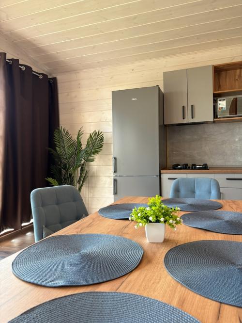 Мы рады предоставить для вас новый благоустроенный дом на берегу озера волго. 02