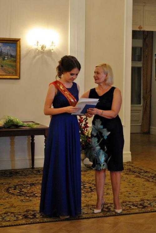 Выпускной - это самый важный, долгожданный и радостный школьник праздник, открывающий дорогу во взрослую жизнь. 04