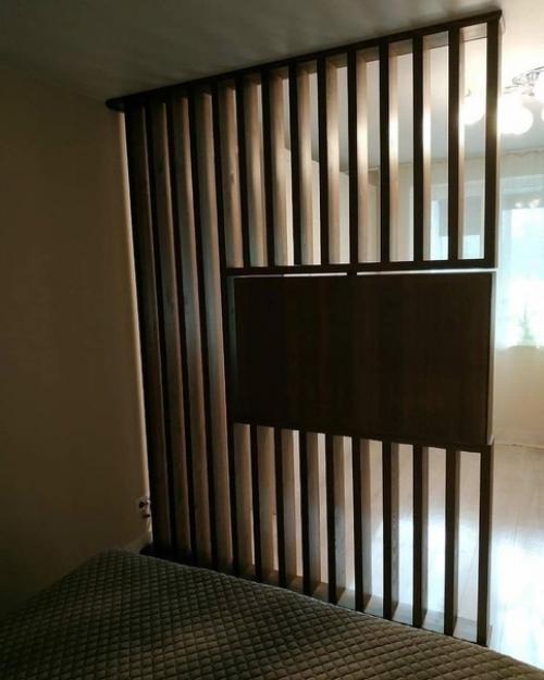 Как здорово придумали: тут тебе и зонирование и телевизор в спальную зону и в кухню. 03