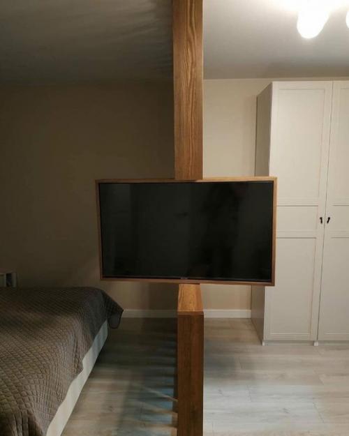 Как здорово придумали: тут тебе и зонирование и телевизор в спальную зону и в кухню. 02